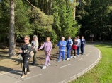 Тренировку по скандинавской ходьбе провели участники ЦМД «Новофедоровское»