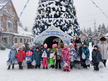 Ученики первого класса школы №1391 посетили выездную экскурсию в столичной резиденции Деда Мороза