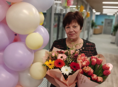 Представители Центра социального обслуживания поздравили активистку