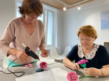 Получатели социальных услуг приняли участие в уроке по изготовлению цветов из фоамирана