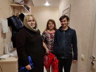 Представители администрации Новофедоровского поздравили три семьи в Международный день слепых