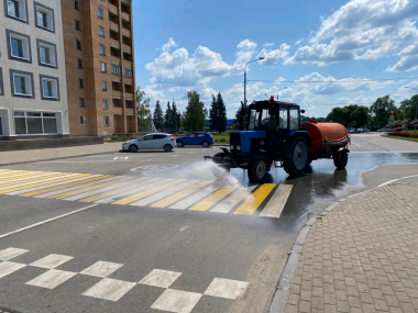 Полив дорог и растений провели в поселении Новофедоровское