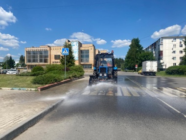 Освежающая прохлада: полив дорог продолжили в Новофедоровском 