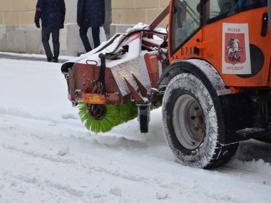 Дежурство тягачей в ТиНАО и уборка снега: коммунальные службы продолжили уборку снега