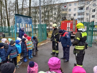 Инструктаж учеников школы №1391 провели специалисты пожарно-спасательного отряда Новофедоровского