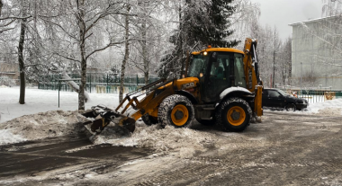 Уборка территорий от снега продолжается в Новофедоровском 