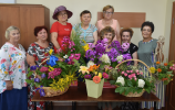 Представители Совета ветеранов поселения Новофедоровское готовятся к выставке цветов. 