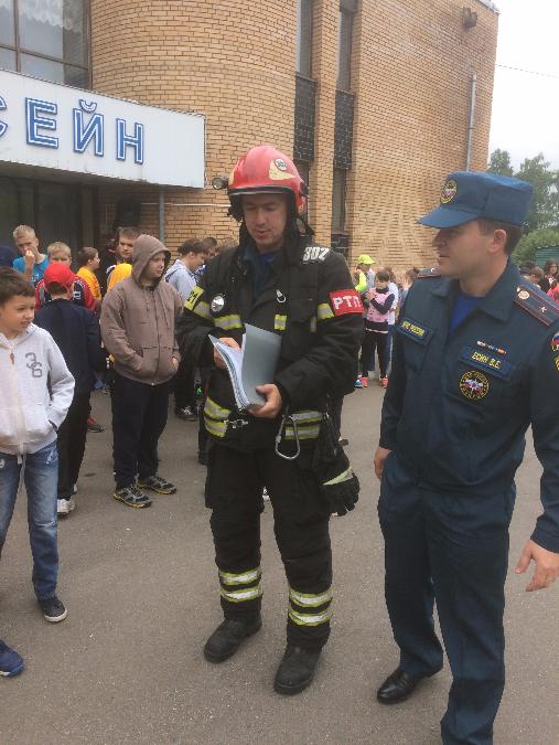 Детский лагерь «Соколенок» инструктируют пожарные и спасатели