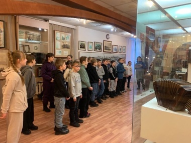 Музей Русской гармоники посетили ученики из школы №1391 посетили выставочный павильон на ВДНХ