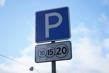 Автолюбители смогут бесплатно припарковать транспорт в День России 