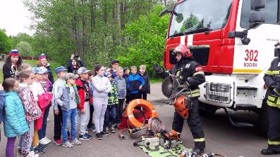 Учим плавать и спасать: в детских оздоровительных лагерях ТиНАО города Москвы спасатели и пожарные проводят профилактические мероприятия